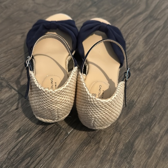 Bandolino Strap Bow Sandals - Picture 3 of 4